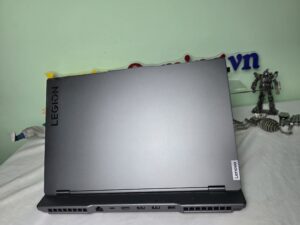 Laptop Gaming Lenovo Legion 5 15IAH7H – Core i5-12500H, RTX 3060 140W, Màn Hình 165Hz Chuẩn Màu 100% sRGB
Laptop Gaming Lenovo Legion 5 15IAH7H – Hiệu năng mạnh mẽ cho game thủ và dân đồ họa chuyên nghiệp
Laptop Gaming Lenovo Legion 5 15IAH7H là một trong những mẫu laptop gaming được đánh giá cao nhất trong phân khúc nhờ sở hữu cấu hình mạnh, thiết kế cao cấp và hệ thống tản nhiệt nổi tiếng của dòng Legion. Máy được trang bị Intel Core i5-12500H, NVIDIA GeForce RTX 3060 6GB GDDR6 140W, RAM 16GB DDR5, SSD PCIe 1TB cùng màn hình 15.6 inch Full HD 165Hz, 100% sRGB, mang đến trải nghiệm tuyệt vời cho cả chơi game, làm đồ họa, lập trình và sáng tạo nội dung.
Nếu bạn đang tìm kiếm một chiếc laptop gaming bền bỉ, hiệu năng cao và khả năng sử dụng lâu dài thì Laptop Gaming Lenovo Legion 5 15IAH7H là sự lựa chọn rất đáng cân nhắc.
Thiết kế Lenovo Legion cao cấp, bền bỉ và hiện đại
Lenovo Legion 5 15IAH7H sở hữu phong cách thiết kế tối giản nhưng vẫn đậm chất gaming. Toàn bộ thân máy được hoàn thiện chắc chắn với độ cứng cao, mang lại cảm giác cao cấp và bền bỉ trong quá trình sử dụng.
Bản lề được gia công cứng cáp, giúp đóng mở mượt mà và tăng tuổi thọ theo thời gian. Thiết kế này phù hợp cho cả sinh viên, nhân viên văn phòng, lập trình viên và game thủ, dễ dàng mang theo khi học tập hoặc làm việc.
Bàn phím Legion nổi tiếng với hành trình phím sâu, độ nảy tốt và cảm giác gõ cực kỳ thoải mái, đáp ứng tốt cả nhu cầu chơi game lẫn soạn thảo văn bản.
Màn hình 15.6 inch Full HD 165Hz – 100% sRGB chuẩn màu đồ họa
Một trong những điểm mạnh nhất của Laptop Gaming Lenovo Legion 5 15IAH7H chính là màn hình chất lượng cao:
Kích thước 15.6 inch
Độ phân giải Full HD (1920 x 1080)
Tần số quét 165Hz
Độ phủ màu 100% sRGB
Tần số quét 165Hz mang đến chuyển động mượt mà, giảm hiện tượng xé hình và bóng mờ khi chơi các tựa game tốc độ cao như:
Valorant
Counter-Strike 2
PUBG
Apex Legends
Overwatch 2
Call of Duty: Warzone
Bên cạnh đó, màn hình đạt chuẩn 100% sRGB giúp hiển thị màu sắc chính xác, phù hợp với:
Adobe Photoshop
Lightroom
Illustrator
Premiere Pro
DaVinci Resolve
Thiết kế đồ họa
Chỉnh sửa ảnh
Dựng video
Đây là ưu điểm rất lớn đối với những người vừa chơi game vừa làm công việc sáng tạo.
Intel Core i5-12500H – Chip H hiệu năng cao
Lenovo Legion 5 15IAH7H sử dụng bộ vi xử lý:
Intel Core i5-12500H
Thông số nổi bật:
12 nhân
16 luồng
Xung nhịp Turbo lên đến 4.5GHz
Dòng CPU H hiệu năng cao
So với các dòng CPU tiết kiệm điện, Core i5-12500H mang lại hiệu suất vượt trội trong các tác vụ nặng như:
Chơi game AAA
Lập trình
Render video
AutoCAD
Revit
Blender
Unreal Engine
Chạy máy ảo
Khả năng đa nhiệm tốt giúp máy xử lý nhiều ứng dụng cùng lúc mà vẫn đảm bảo độ ổn định và mượt mà.
NVIDIA GeForce RTX 3060 6GB GDDR6 140W – Max hiệu năng cực khỏe
Điểm nổi bật nhất của Laptop Gaming Lenovo Legion 5 15IAH7H là card đồ họa:
NVIDIA GeForce RTX 3060 6GB GDDR6 công suất 140W
Đây là phiên bản RTX 3060 có mức TGP tối đa, cho hiệu năng vượt trội so với nhiều mẫu laptop chỉ sử dụng RTX 3060 95W hoặc 105W.
GPU được tích hợp các công nghệ hiện đại:
Ray Tracing
NVIDIA DLSS
NVIDIA Reflex
CUDA
NVENC Encoder
Máy có thể chiến mượt các tựa game nổi tiếng:
Black Myth: Wukong
Cyberpunk 2077
GTA V
Red Dead Redemption 2
Elden Ring
Hogwarts Legacy
Forza Horizon 5
Battlefield 2042
EA Sports FC 25
Ở độ phân giải Full HD, người dùng hoàn toàn có thể thiết lập đồ họa High hoặc Ultra trong phần lớn tựa game mà vẫn duy trì FPS ổn định.
Ngoài gaming, RTX 3060 còn hỗ trợ tăng tốc xử lý cho các phần mềm như Adobe Premiere Pro, After Effects, Blender, DaVinci Resolve, Lumion và các ứng dụng AI.
RAM 16GB DDR5 Bus 4800 – Đa nhiệm mượt mà
Laptop được trang bị:
RAM 16GB DDR5
Bus 4800MHz
Dung lượng RAM 16GB đáp ứng tốt nhu cầu:
Chơi game
Stream
Dựng video
Thiết kế đồ họa
Lập trình
Làm việc đa nhiệm
Chuẩn DDR5 có tốc độ truyền dữ liệu nhanh hơn DDR4, giúp cải thiện hiệu suất tổng thể và giảm thời gian phản hồi khi mở nhiều ứng dụng cùng lúc.
SSD PCIe 1TB – Không gian lưu trữ rộng, tốc độ cực nhanh
Lenovo Legion 5 15IAH7H được trang bị:
SSD NVMe PCIe 1TB
Ổ SSD tốc độ cao giúp:
Khởi động Windows trong vài giây
Mở game nhanh
Sao chép dữ liệu tốc độ cao
Tăng tốc toàn bộ hệ thống
Dung lượng 1TB cho phép lưu trữ nhiều game AAA, phần mềm chuyên dụng, video và dữ liệu công việc mà không cần lo thiếu bộ nhớ.
Hệ thống tản nhiệt Legion ColdFront nổi tiếng
Một trong những lý do dòng Legion luôn được game thủ yêu thích là hệ thống tản nhiệt Legion ColdFront.
Thiết kế quạt kép cùng nhiều ống đồng và khe thoát nhiệt lớn giúp:
Giảm nhiệt CPU
Giảm nhiệt GPU
Duy trì hiệu năng ổn định
Hạn chế giảm xung khi chơi game lâu
Tăng tuổi thọ linh kiện
Ngay cả khi chơi game hoặc render liên tục trong nhiều giờ, máy vẫn hoạt động mát mẻ và ổn định.
Kết nối hiện đại, đáp ứng mọi nhu cầu
Laptop Gaming Lenovo Legion 5 15IAH7H được trang bị đầy đủ các cổng kết nối hiện đại, thuận tiện cho việc kết nối màn hình rời, bàn phím cơ, chuột gaming, ổ cứng di động và các thiết bị ngoại vi khác.
Wi-Fi tốc độ cao cùng Bluetooth ổn định mang đến trải nghiệm học tập, làm việc và giải trí liền mạch.
Vì sao nên mua Laptop Gaming Lenovo Legion 5 15IAH7H?
Những ưu điểm nổi bật
✅ Intel Core i5-12500H hiệu năng mạnh mẽ
✅ NVIDIA GeForce RTX 3060 6GB GDDR6 140W Max Performance
✅ Màn hình 15.6 inch Full HD 165Hz cực mượt
✅ Độ phủ màu 100% sRGB chuẩn đồ họa
✅ RAM 16GB DDR5 Bus 4800 đa nhiệm tốt
✅ SSD NVMe PCIe 1TB tốc độ cao
✅ Hệ thống tản nhiệt Legion ColdFront hiệu quả
✅ Thiết kế cao cấp, bền bỉ
✅ Phù hợp cho game thủ, designer, editor, lập trình viên và kỹ sư
Kết luận
Laptop Gaming Lenovo Legion 5 15IAH7H là mẫu laptop gaming toàn diện với sự kết hợp giữa Intel Core i5-12500H, RTX 3060 6GB GDDR6 140W, RAM 16GB DDR5, SSD PCIe 1TB và màn hình 15.6 inch Full HD 165Hz, 100% sRGB. Máy mang lại hiệu năng mạnh mẽ để chiến các tựa game AAA, xử lý đồ họa, dựng video và lập trình chuyên nghiệp.
Nếu bạn đang tìm kiếm một chiếc Laptop Gaming Lenovo Legion 5 15IAH7H có hiệu năng cao, màn hình đẹp, khả năng tản nhiệt tốt và độ bền vượt trội thì đây là lựa chọn rất đáng đầu tư trong phân khúc.
Hãy ghé LaptopGaming.vn để sở hữu Laptop Gaming Lenovo Legion 5 15IAH7H với mức giá cạnh tranh, bảo hành uy tín, hỗ trợ nâng cấp linh kiện theo nhu cầu và nhiều ưu đãi hấp dẫn dành cho game thủ cũng như người dùng chuyên nghiệp.